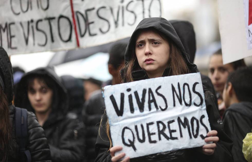 Mulher protesta contra os feminicídios na Argentina